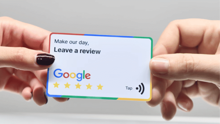 Manos sosteniendo una tarjeta NFC de Google Reviews con el mensaje 'Make our day, Leave a review' y el logo de Google con estrellas