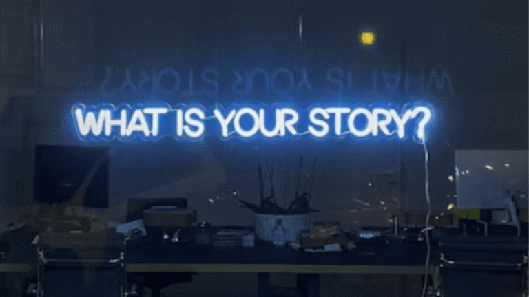 cartel luminoso con la leyenda ''what is your story''