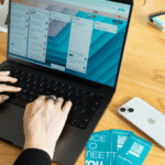 Manos en una computadora portatil. En la pantalla se refleja un tablero de tareas.