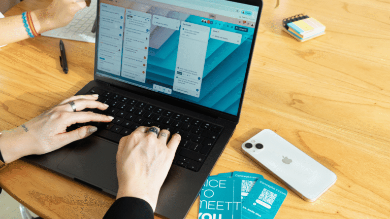 Manos en una computadora portatil. En la pantalla se refleja un tablero de tareas.