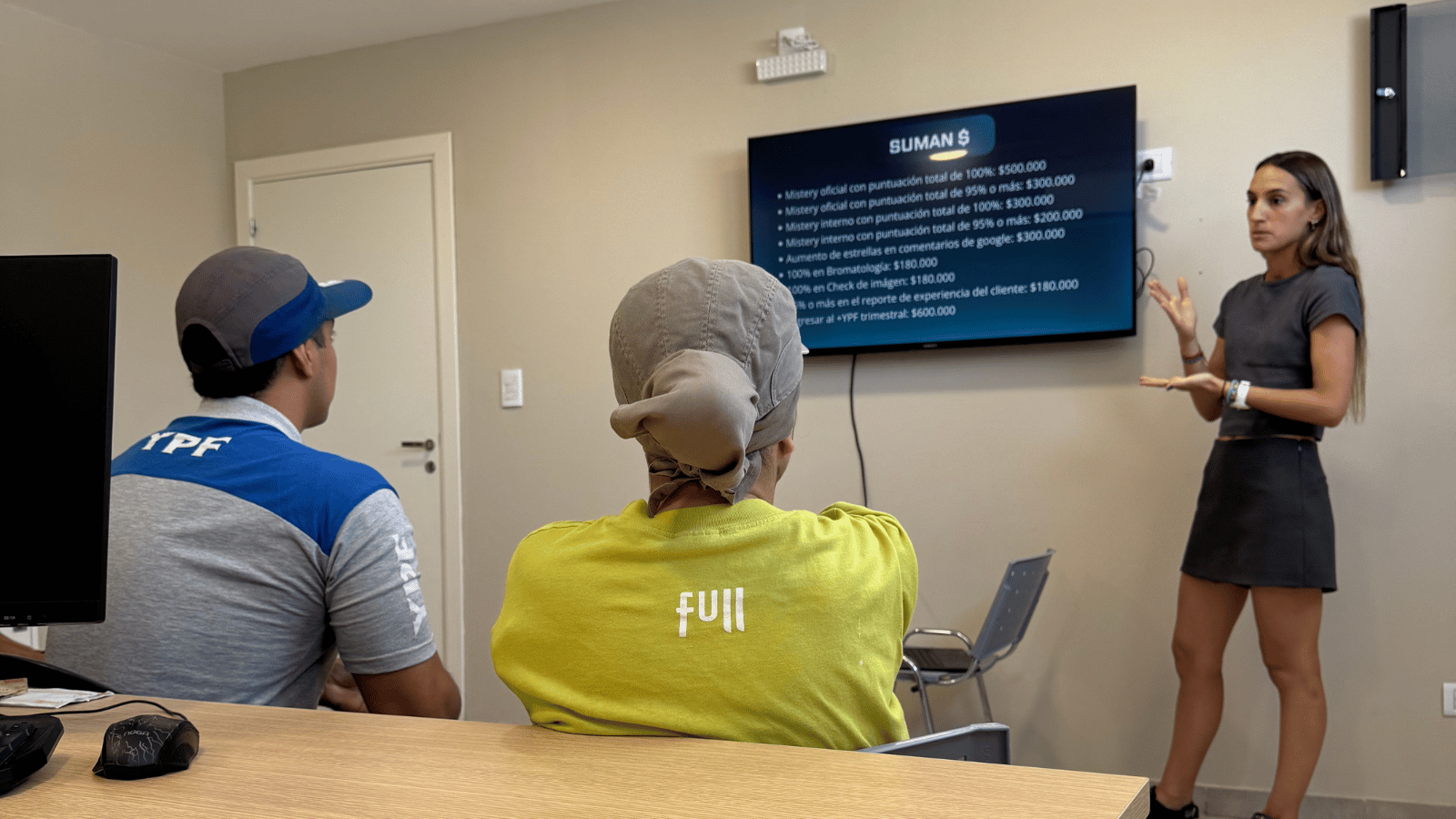 personas reunidas en una capacitación laboral sobre el protocolo de atención al cliente