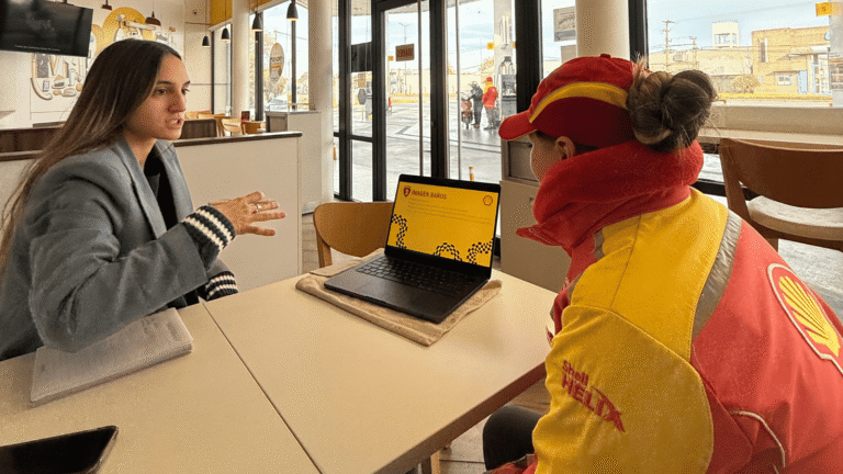 Reuni+on entre 2 personas en donde una está capacitando a la otra sobre la gamificacion en el trabajo.