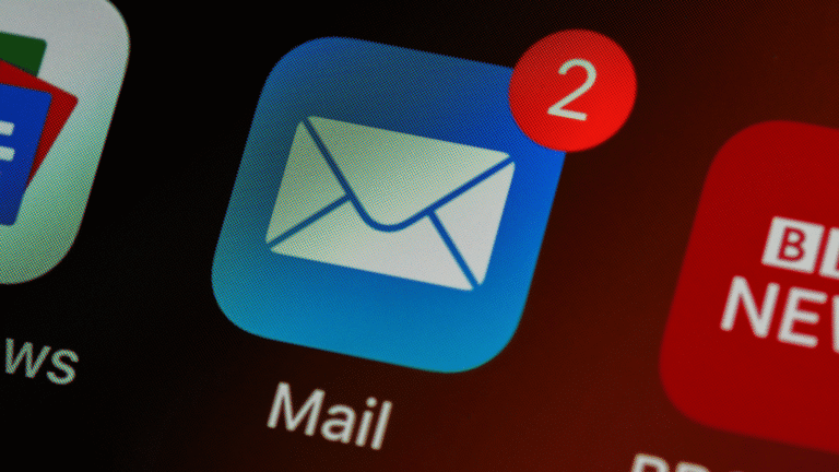 Imagen del icono del mail en el celular con 2 notificaciones.