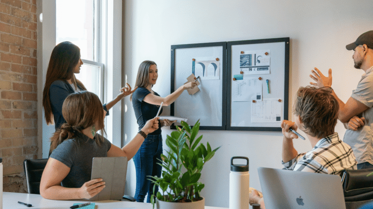 Equipo de trabajo colaborando en una reunión