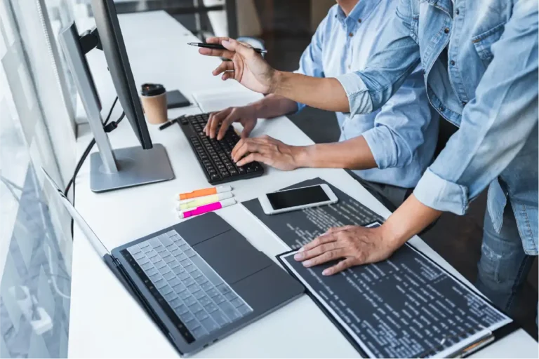 personas trabajando en la computadora