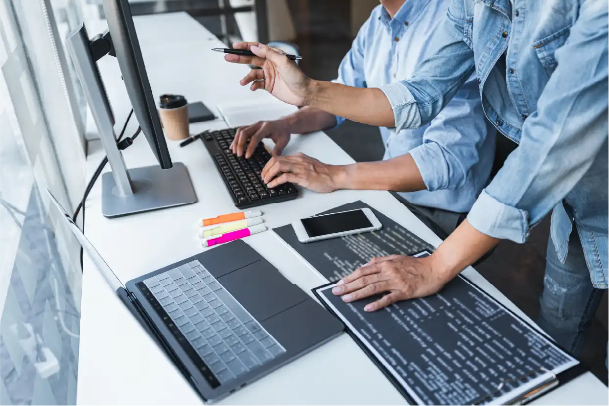 personas trabajando en la computadora