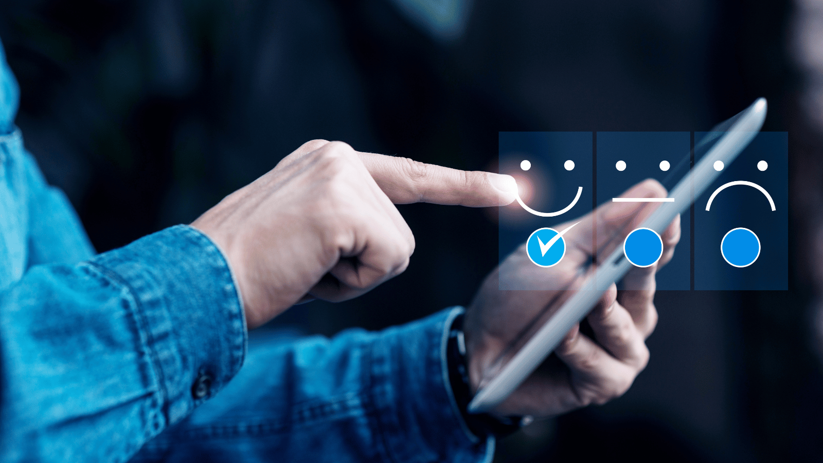 Persona interactuando con un celular y seleccionando una opción de satisfacción del cliente representada por íconos de caritas, simbolizando la gestión de reputación de marca, feedback digital y experiencia del usuario en entornos online.