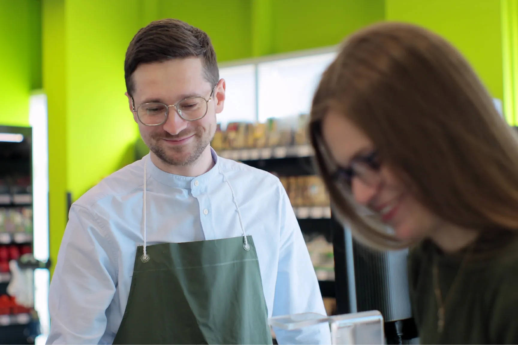 vendedor atendiendo a clienta