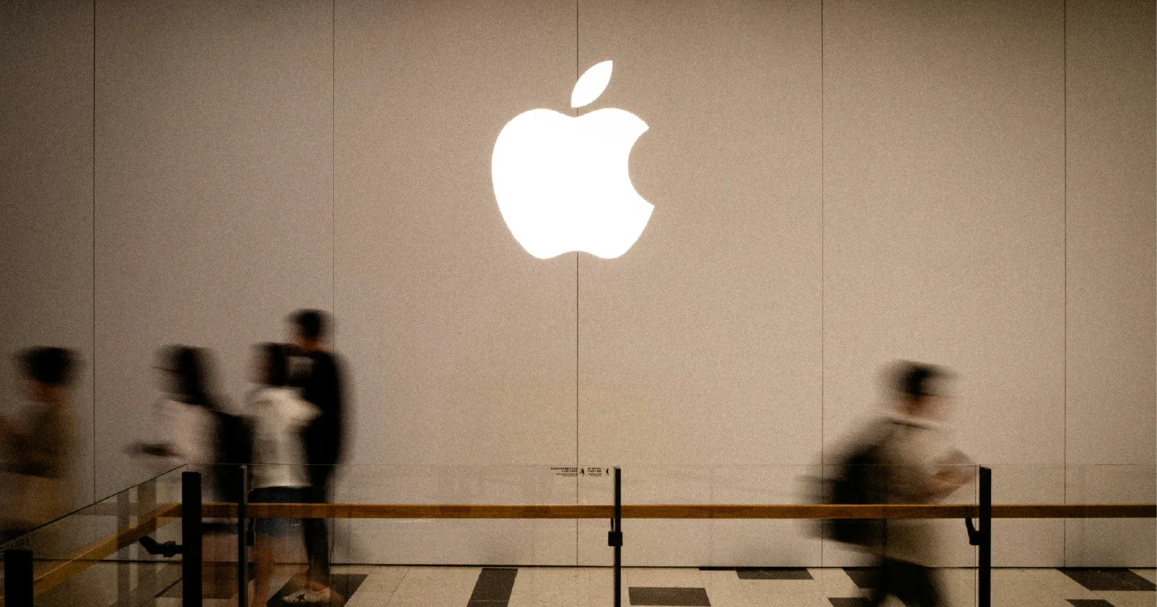 logo de apple y personas caminando