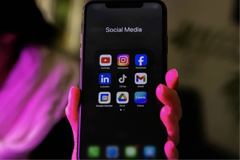 celular con redes sociales