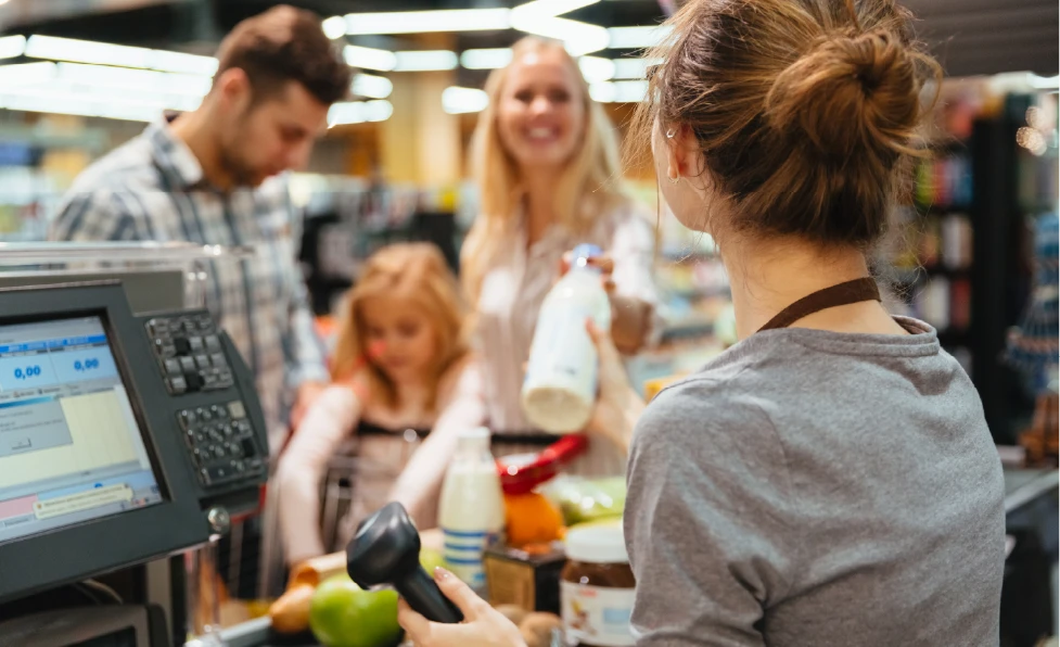 familia comprando en un supermercado