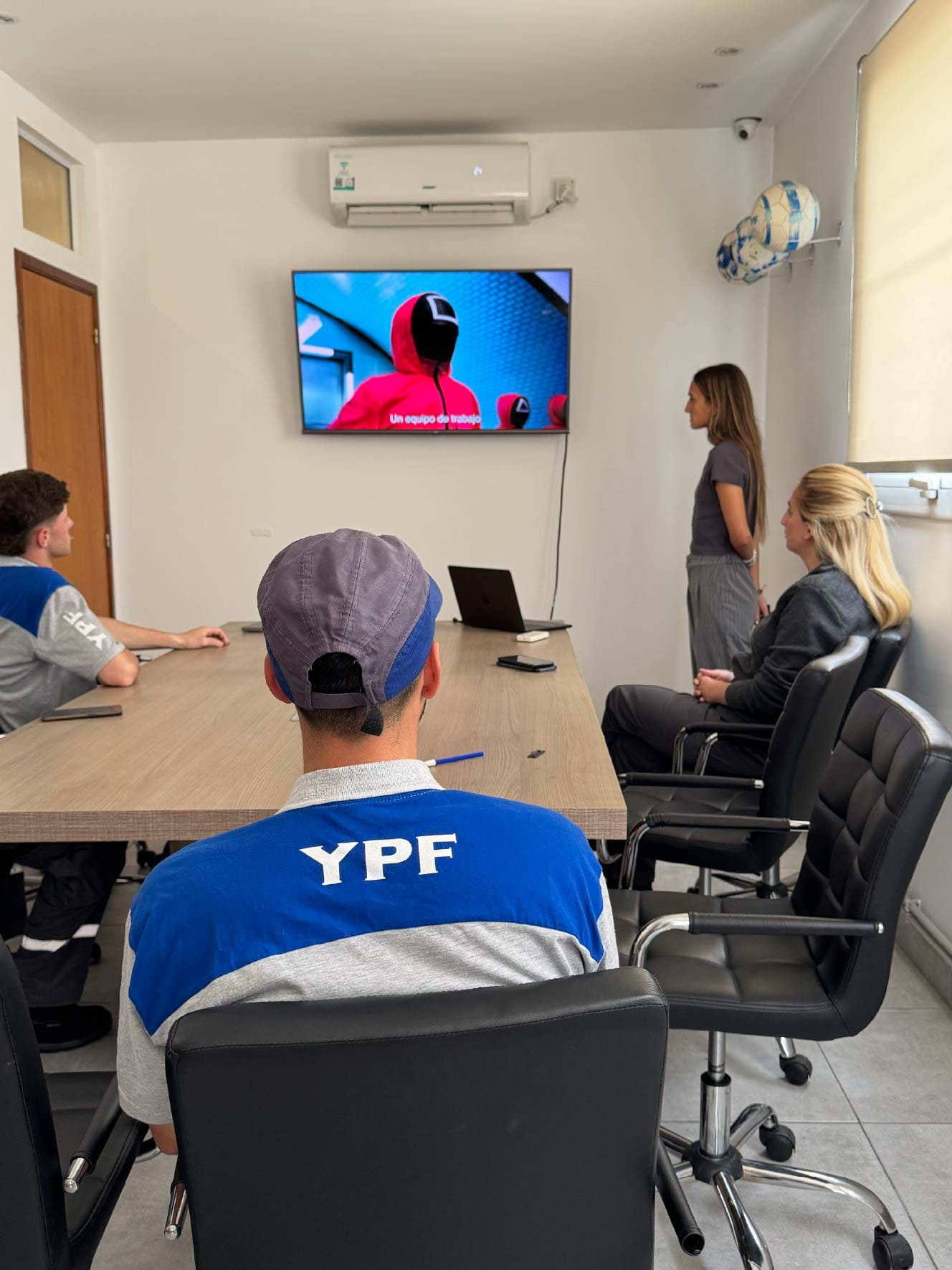 Equipo motivado trabajando en conjunto - Concepto Innova
