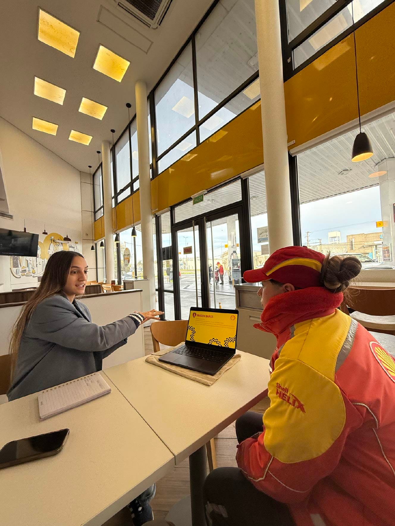 Emilia capacitando equipo Shell - Motivación de Personal Mar del Plata